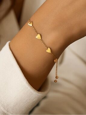 Delicate Heart Link Bracelet — Gold